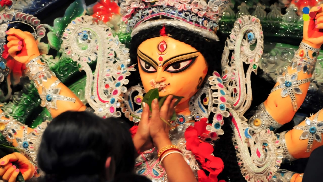 বিদায়ের মধ্যেই ফিরে আসার প্রতিশ্রুতি, জানুন বিজয়ার ইতিহাস