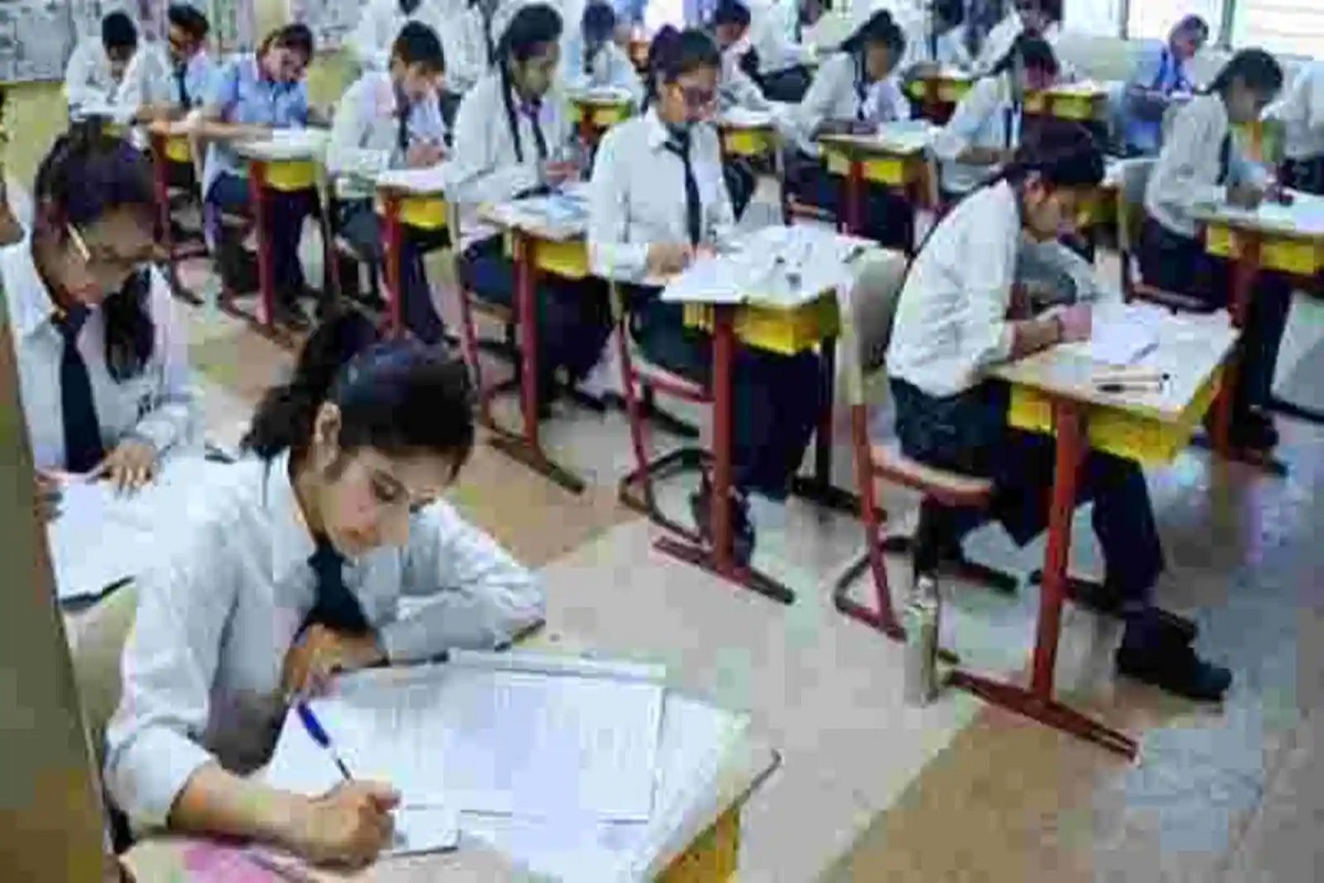 অবাধ স্কুল ফি-র দিন শুরু, মহামারীর শেষে শিক্ষার অধিকার উঁচুতলাতেই থাকল?