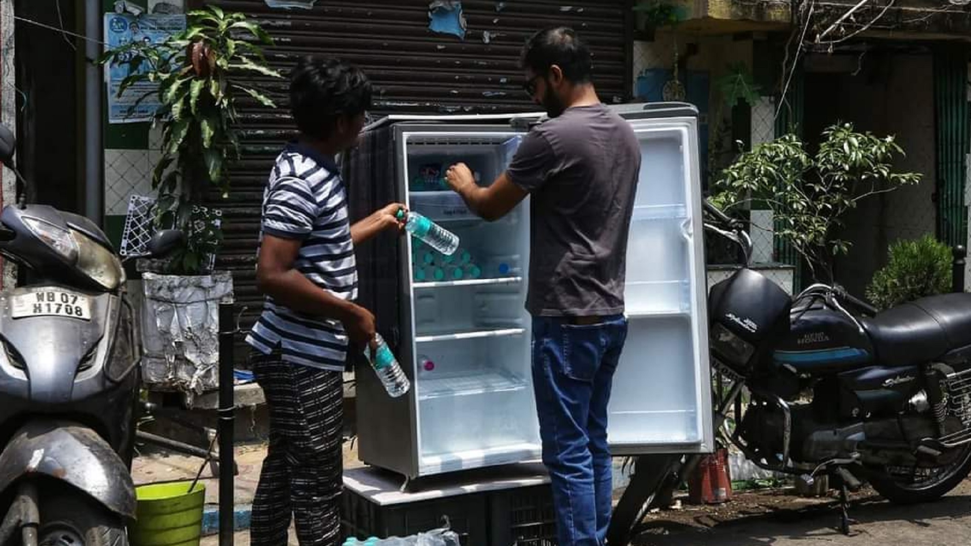 তৃষ্ণার্ত পাবে ফ্রিজের ঠান্ডা জল! শহরটা এখনও শুকিয়ে যায়নি, প্রমাণ করলেন এই যুবক