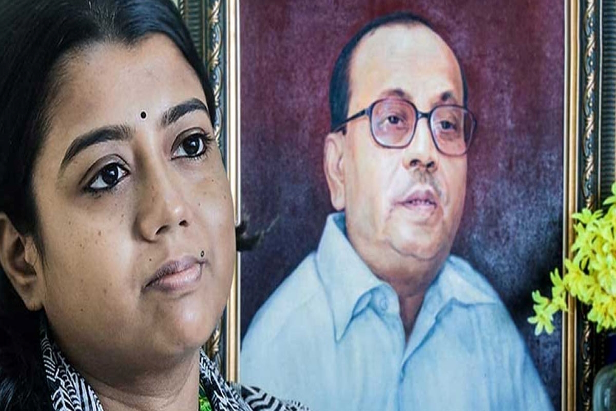 অনিল-কন্যা কি বিশ্বাসঘাতক? না কি তাঁর দলত্যাগ বামেদের জন্য রেড অ্যালার্ট?