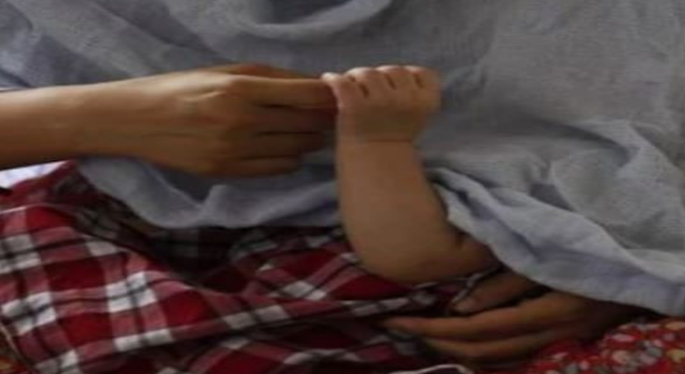 জন্মের ২ ঘণ্টার মধ্যে মাতৃদুগ্ধ পান করালে উপকার জীবনব্যাপী, কিন্তু পথের কাঁটা মুনাফার লোভ