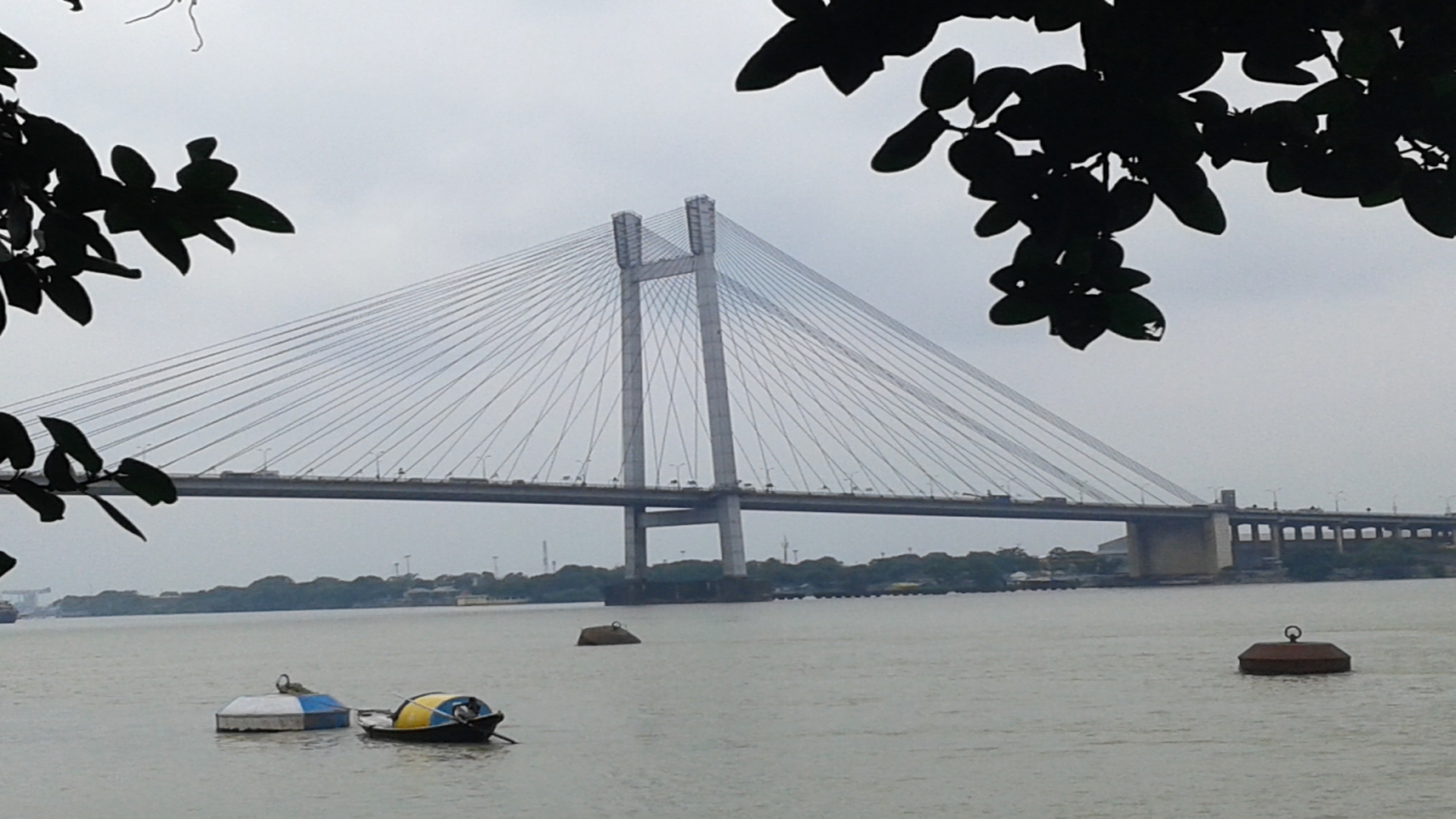 ভেসে এল দুটো পাথর, স্বপ্নাদেশে তাই হলো রাধা-কৃষ্ণর মূর্তি! গঙ্গার ঘাটগুলোতে লুকিয়ে যে ইতিহাস