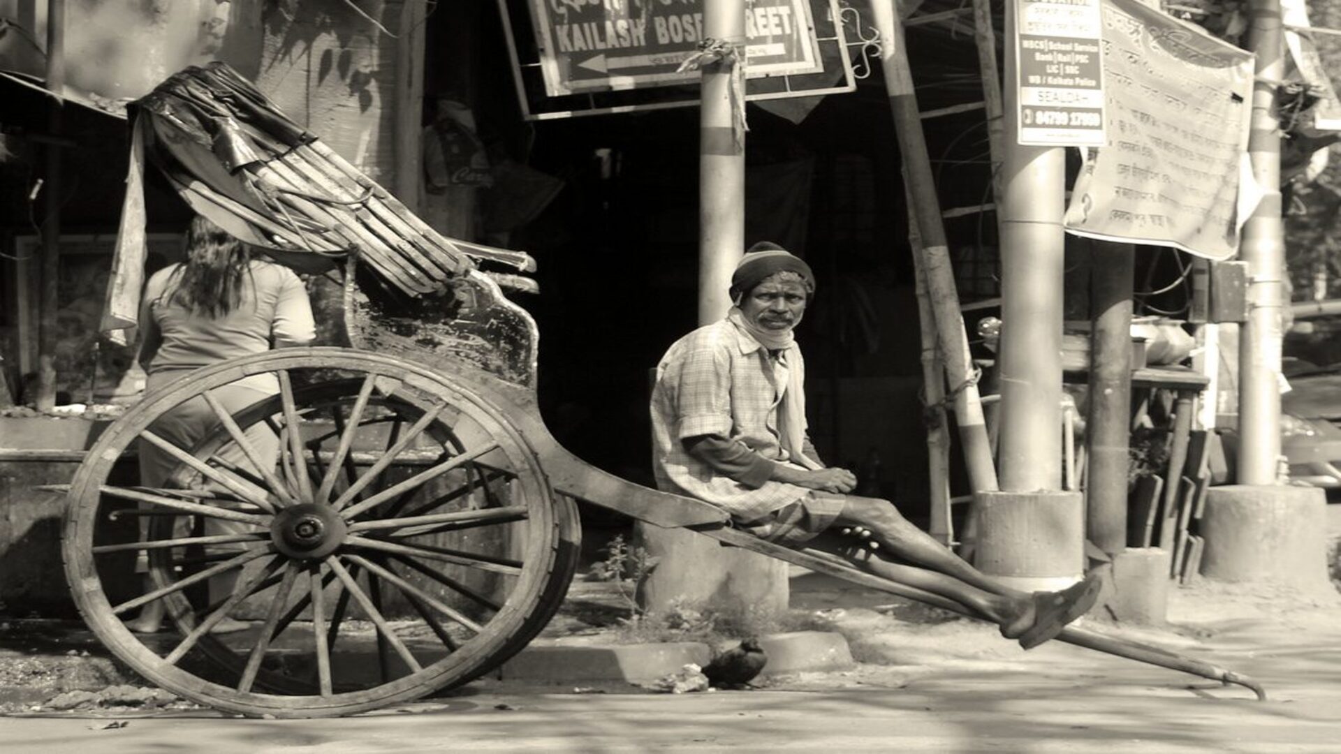 নস্টালজিয়া না লজ্জা? কলকাতার হাতে টানা রিকশার আড়ালে রয়েছে যে কাহিনি