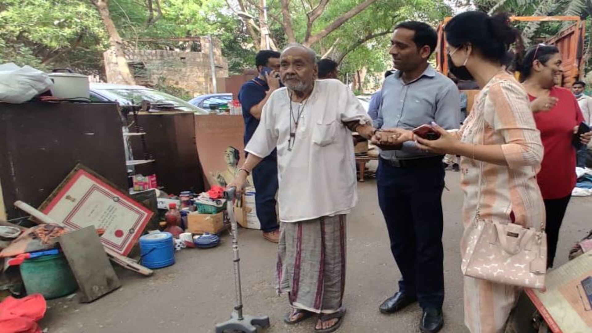 দেশের সেরা শিল্পী রাস্তায়, মাটিতে লুটোচ্ছে পদ্মশ্রী, এর নাম আচ্ছে দিন?