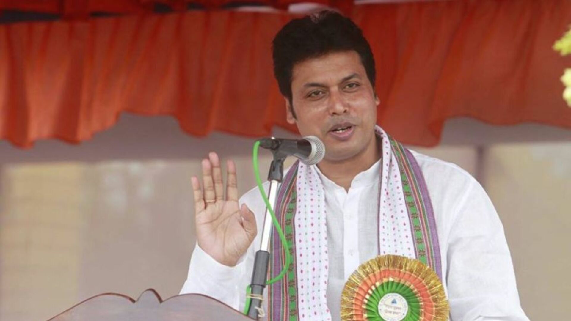 বিপ্লব দেবকে কেন সরানো হল! ভোটের আগেই ত্রিপুরায় আত্মসমর্পণ বিজেপির?