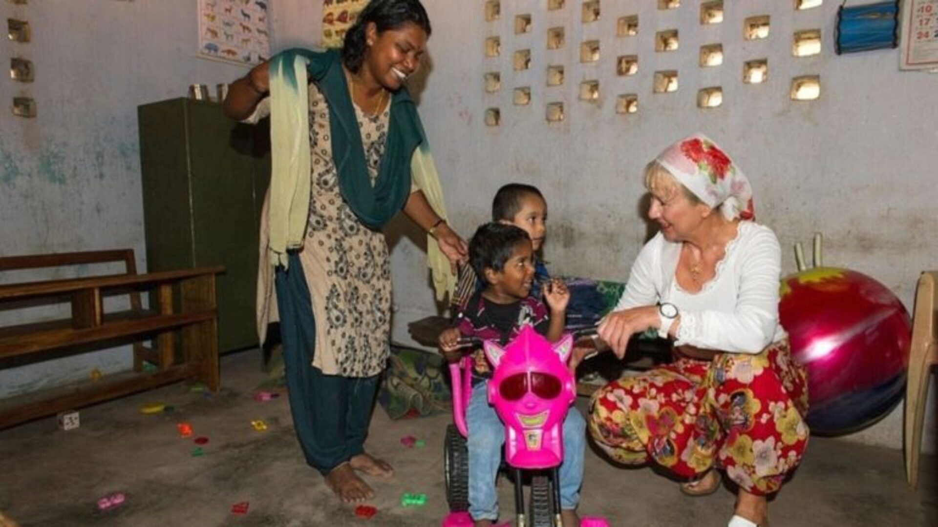 এই বিদেশিনীর হাতের ছোঁয়ায় ভোল বদলাচ্ছে ভারতীয় স্কুল, রইল অসাধ্যসাধনের গল্প