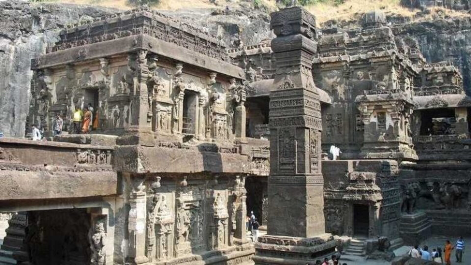 সুড়ঙ্গ দিয়ে পৌঁছে যাওয়া যায় মাটির তলার শহরে, যে রহস্য লুকিয়ে কৈলাস মন্দিরে