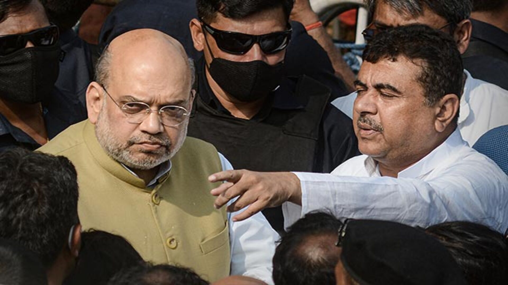 মমতার সরকারকে টোকা মারা সোজা নয়! মেনে নিলেন অমিত শাহ-ও?