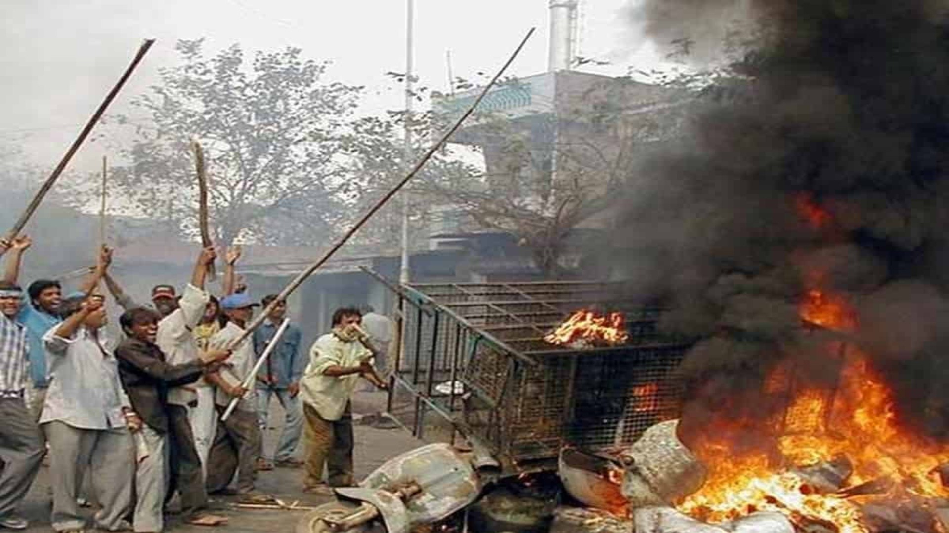 ইতিহাস বই থেকে বাদ গুজরাত দাঙ্গা, সিলেবাস বদলে যে সত্যি আড়াল করছে বিজেপি