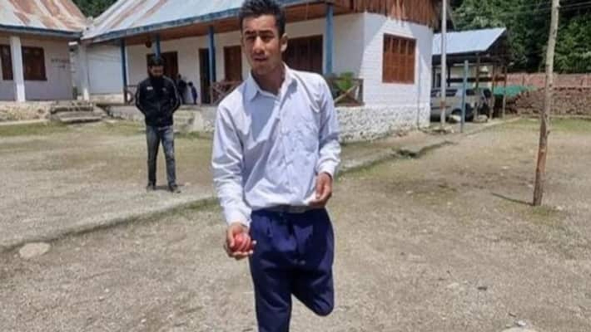 লক্ষ্য ডাক্তার হওয়া, এক পা হারিয়েও জীবনযুদ্ধ থামেনি কাশ্মীরি বালকের