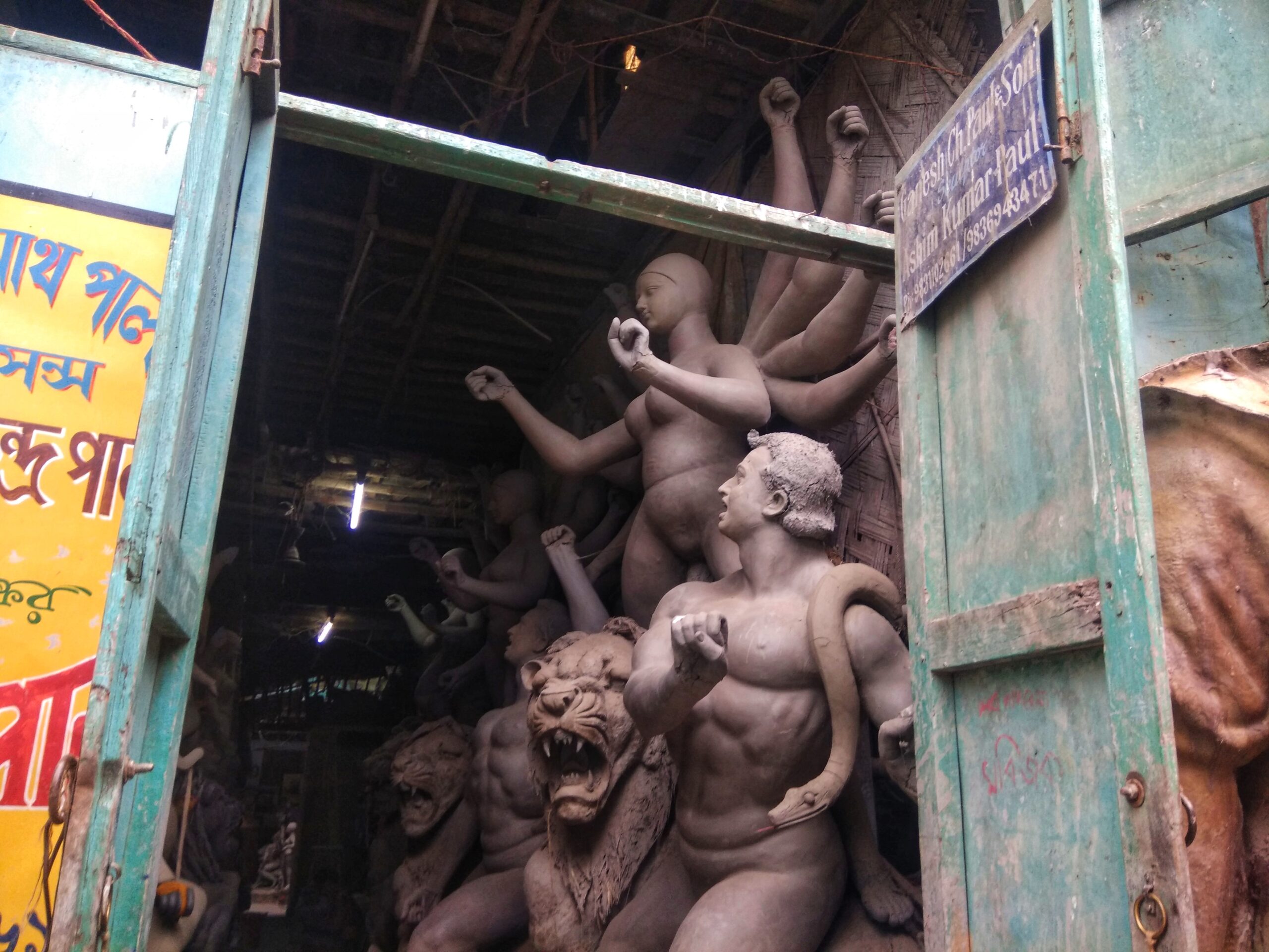 জঙ্গল পরিষ্কার করে শুরু দুর্গাপ্রতিমা বানানো, যেভাবে গড়ে উঠেছে আজকের কুমোরটুলি