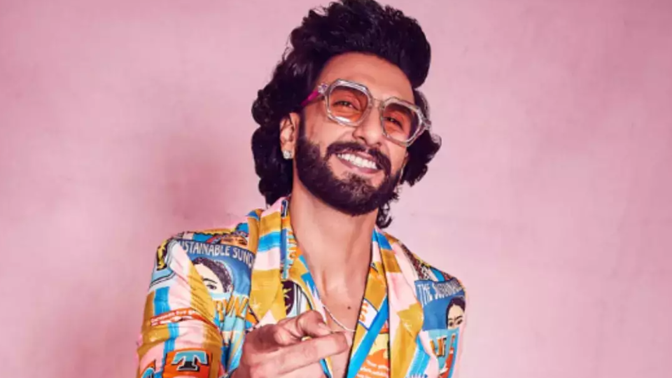ঘাগরা পরা থেকে নগ্নতা, বলিউডের তৈরি পুরুষালি ইমেজ বারবার ভেঙেছেন রণবীর