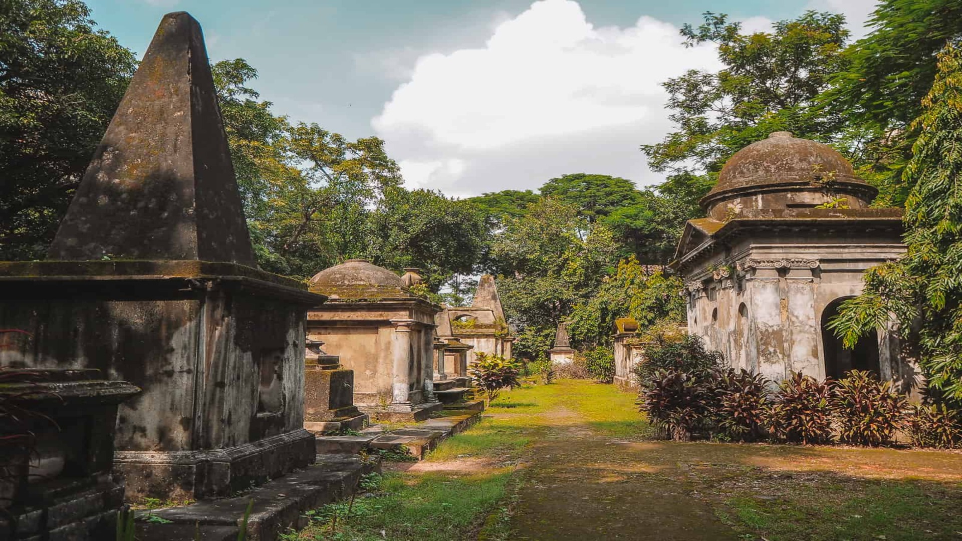 গোরস্থানে অজানা এক 'মা'-এর কবর ঘিরে আজও দানা বেঁধে রয়েছে রহস্য