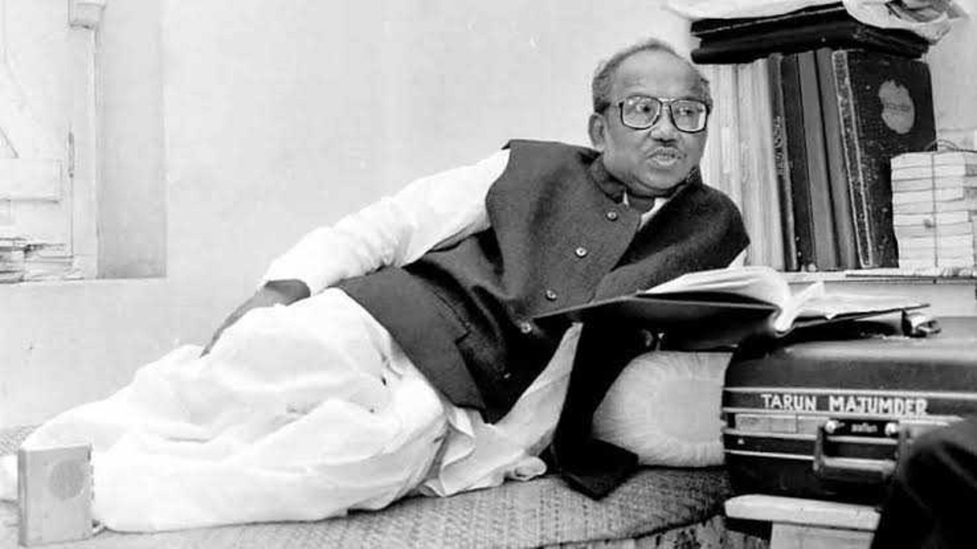 গ্রামবাংলার আবেগ বারবার জীবন্ত হয়েছে তরুণ মজুমদারের ছবিতে