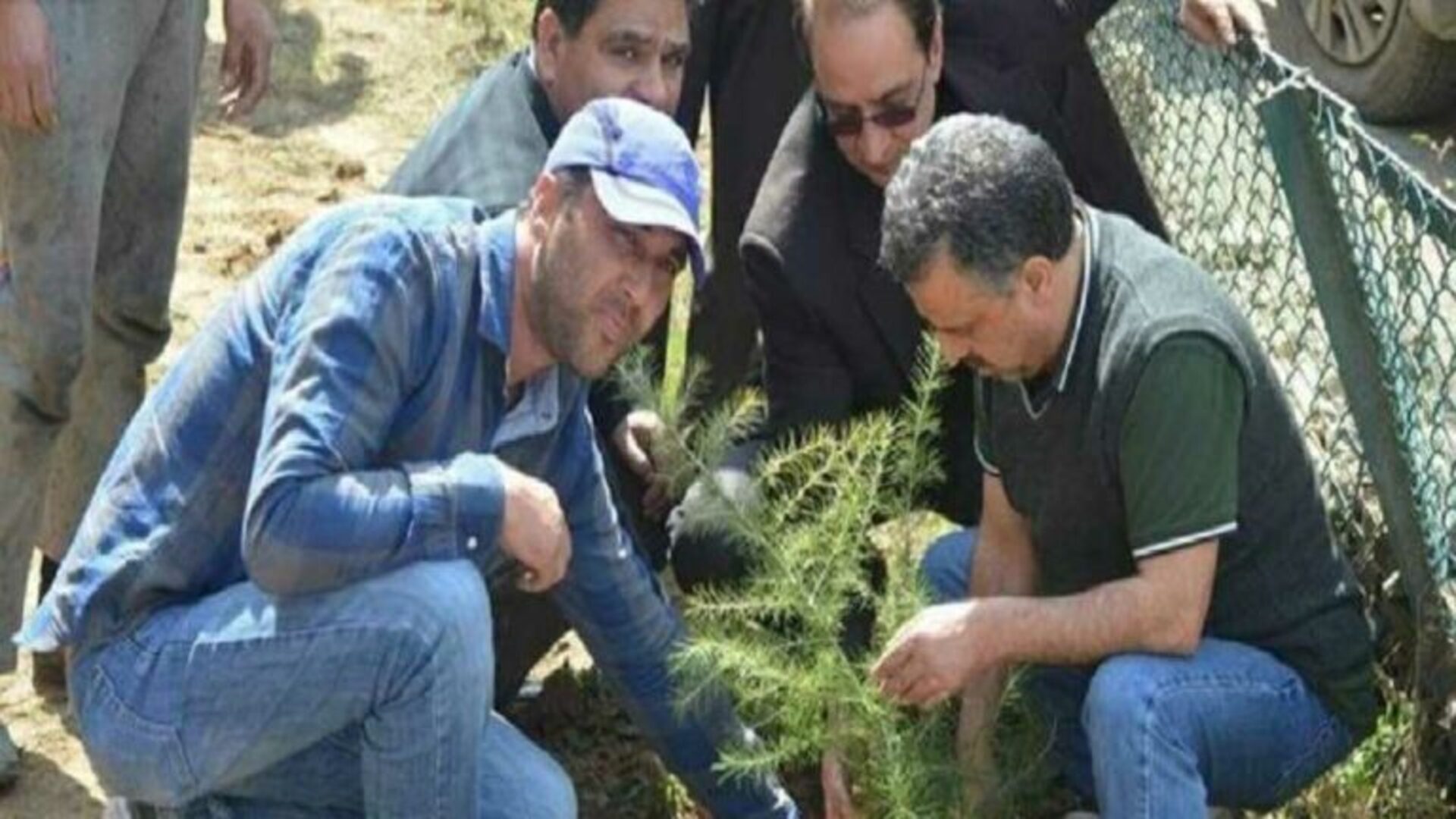 অশান্ত কাশ্মীর ভরিয়ে তুলছেন সবুজে, দু'লাখের বেশি গাছ লাগিয়েছেন 'বৃক্ষমানব'