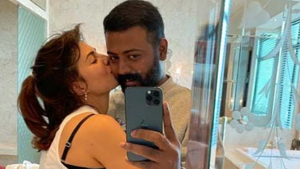 ২১৫ কোটি টাকার দুর্নীতিতে কেন জ্যাকলিনের নাম, ঈর্ষা নাকি অপরাধের আগুনে হাত পোড়ালেন!