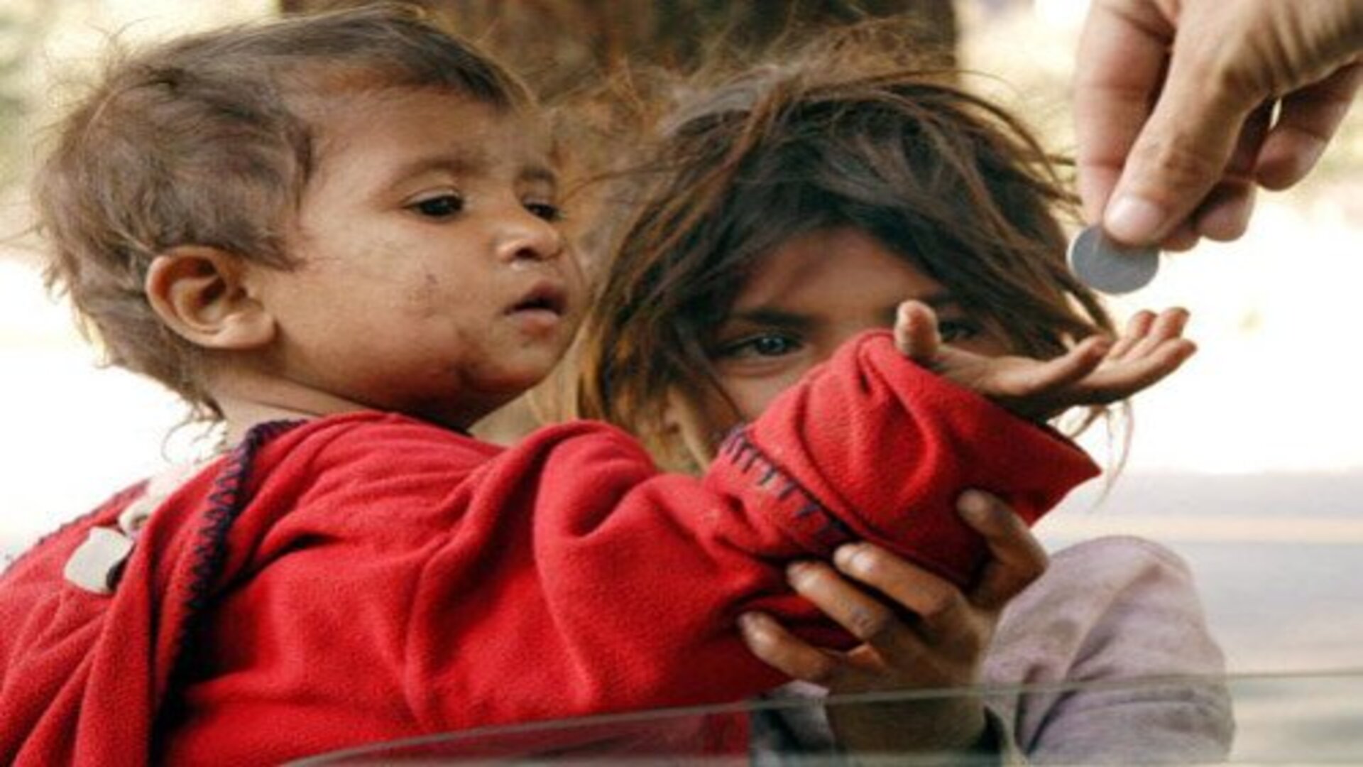 ভারতের লক্ষ লক্ষ শিশুকে হাত পাততে হচ্ছে দু'মুঠো ভিক্ষের জন্য, কেন এই অবস্থা দেশের শৈশবের?