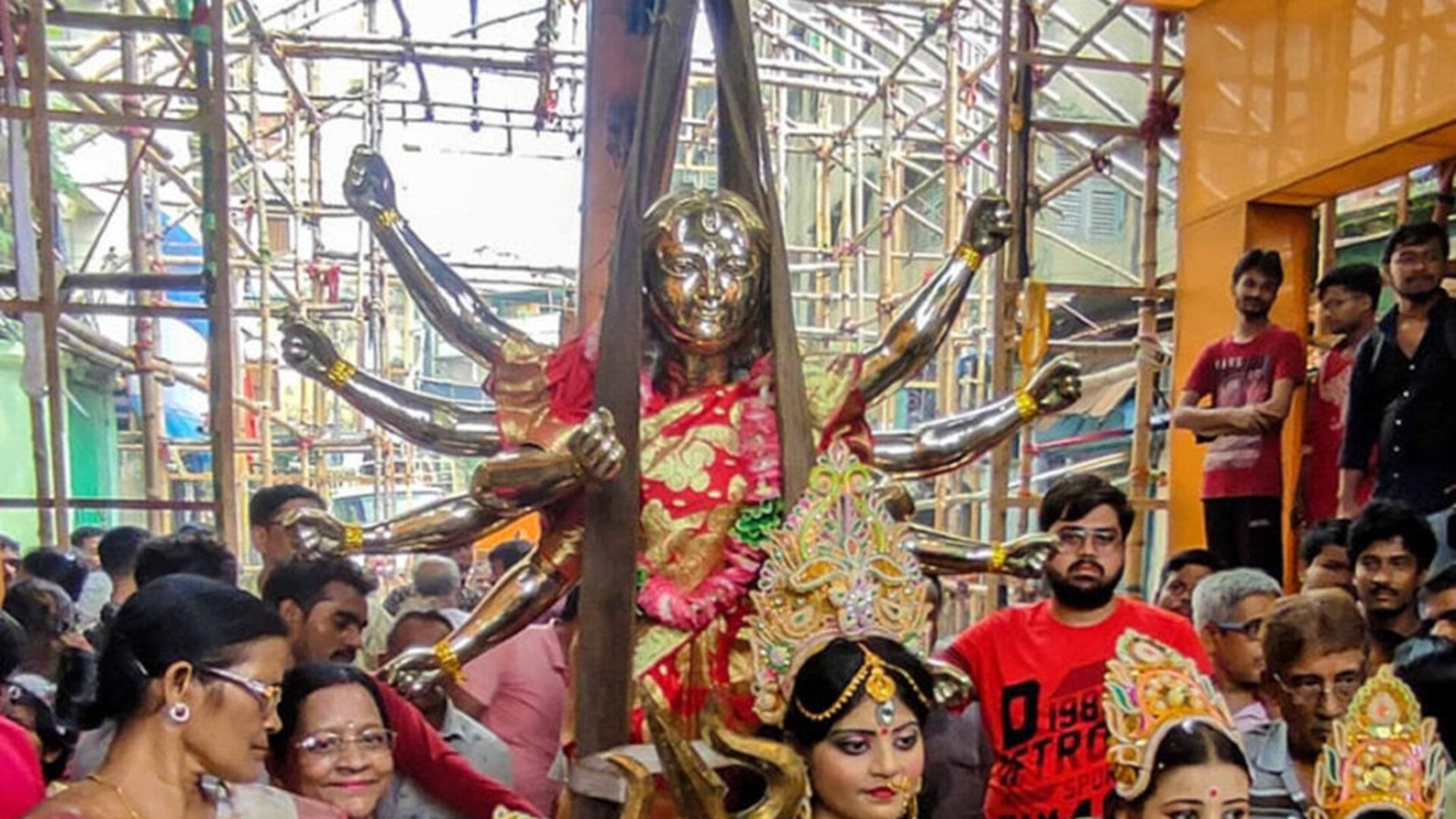 কলকাতার দুর্গাপুজোয় বিশেষ আকর্ষণ অষ্টধাতুর প্রতিমা! দৈর্ঘ্য থেকে ওজন, সবেতেই চমক