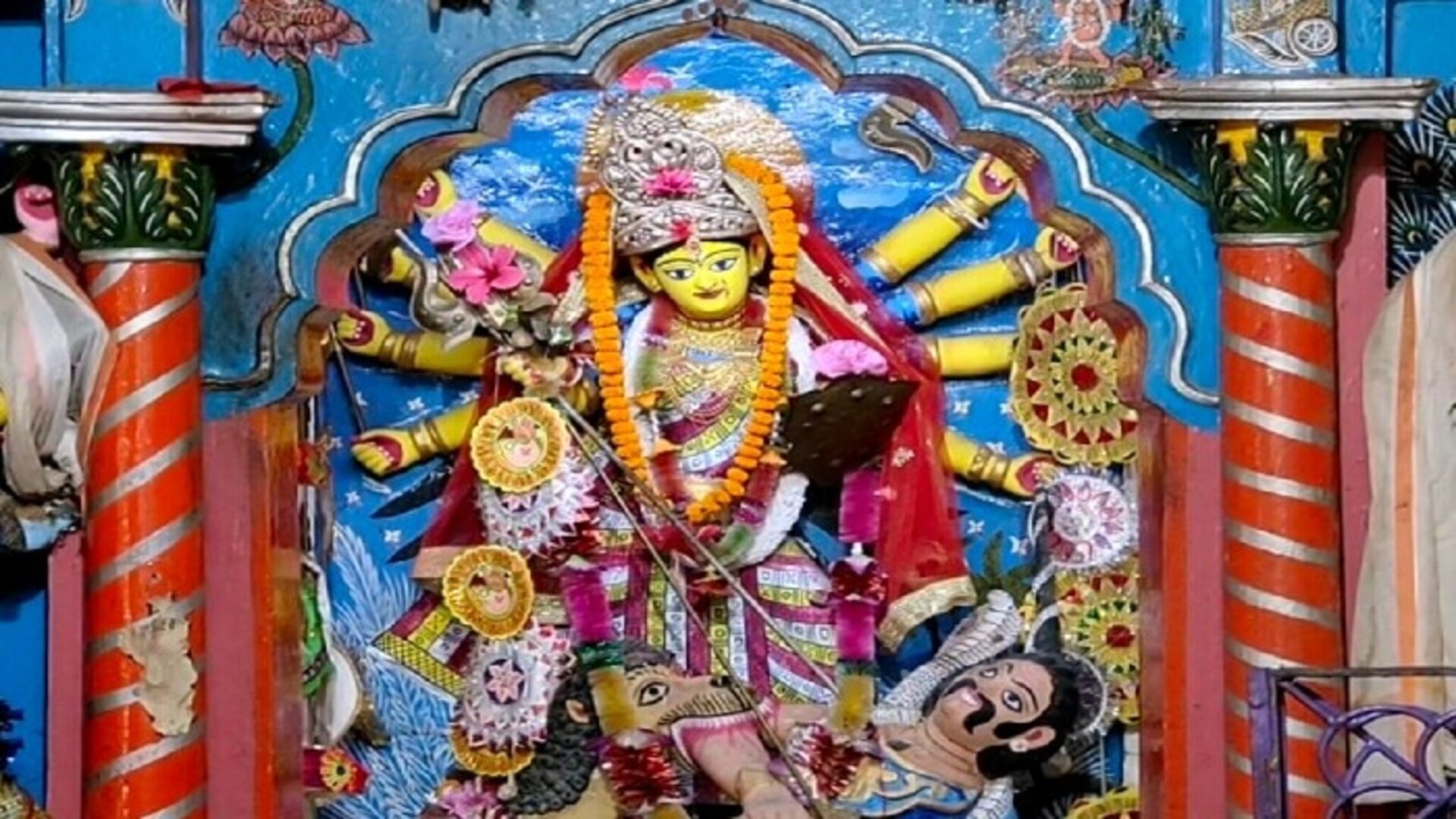 আজও কামানের তোপে শুরু হয় মল্লবাড়ির দুর্গাপুজো