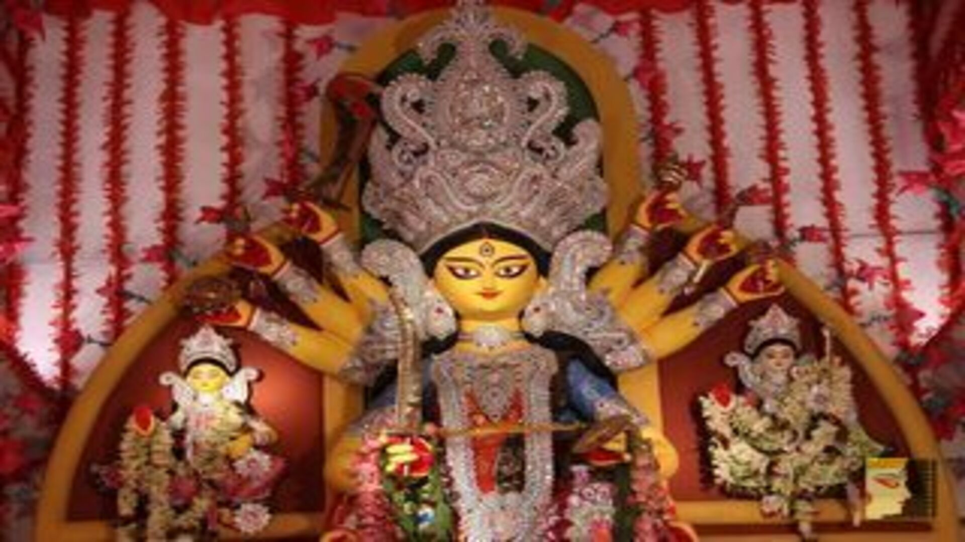 এবার পুজোয় সাবেকিয়ানা আর থিমের মেলবন্ধন দেখতে আসতেই হবে হাতিবাগানের এই মণ্ডপগুলিতে