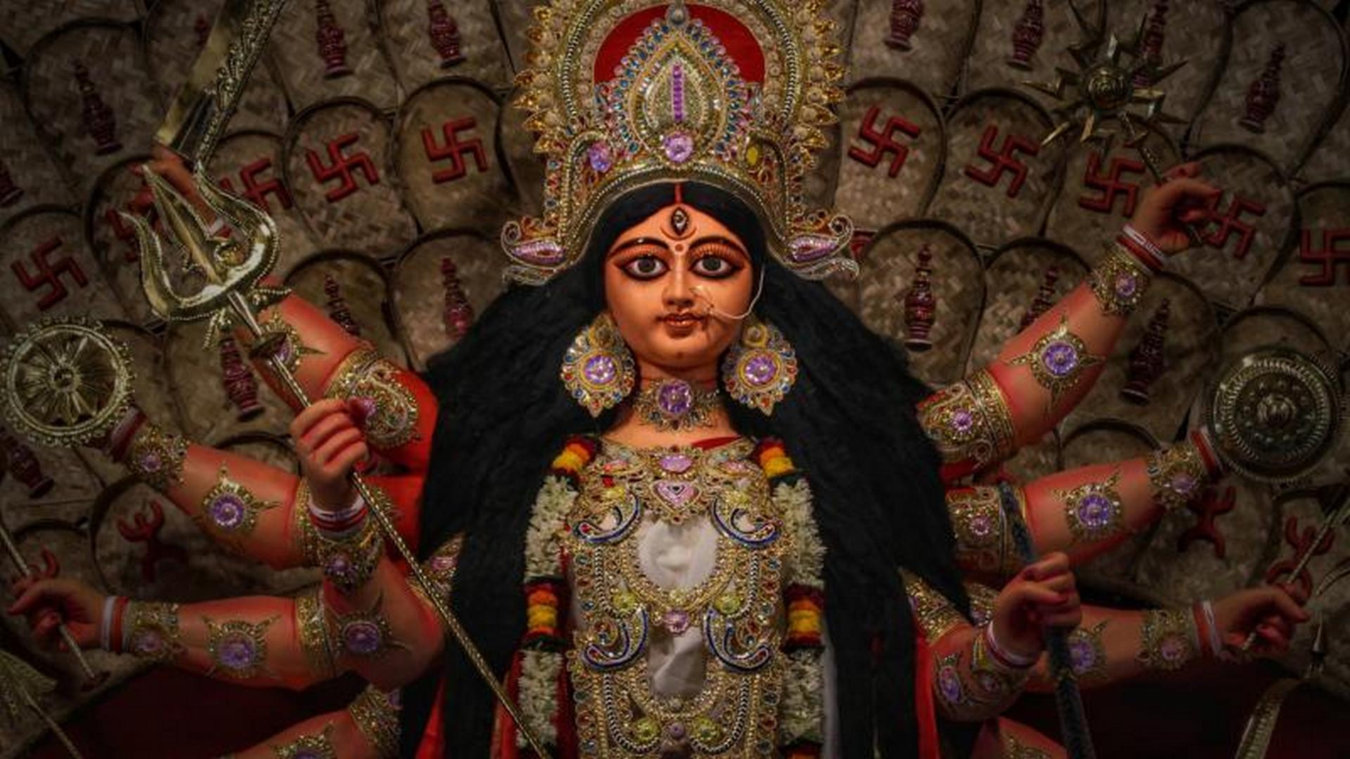দশপ্রহরণধারিণী, দশ হাতের দশ অস্ত্রের অর্থেই লুকিয়ে সৃষ্টি থেকে প্রলয়ের রহস্য