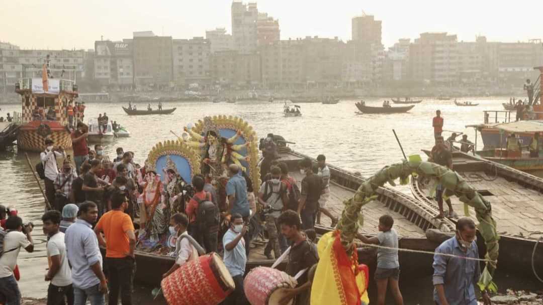 রীতির ঐতিহ্য থেকে বিসর্জন, কোথায় আলাদা বাংলাদেশ আর পশ্চিমবাংলার পুজো? 