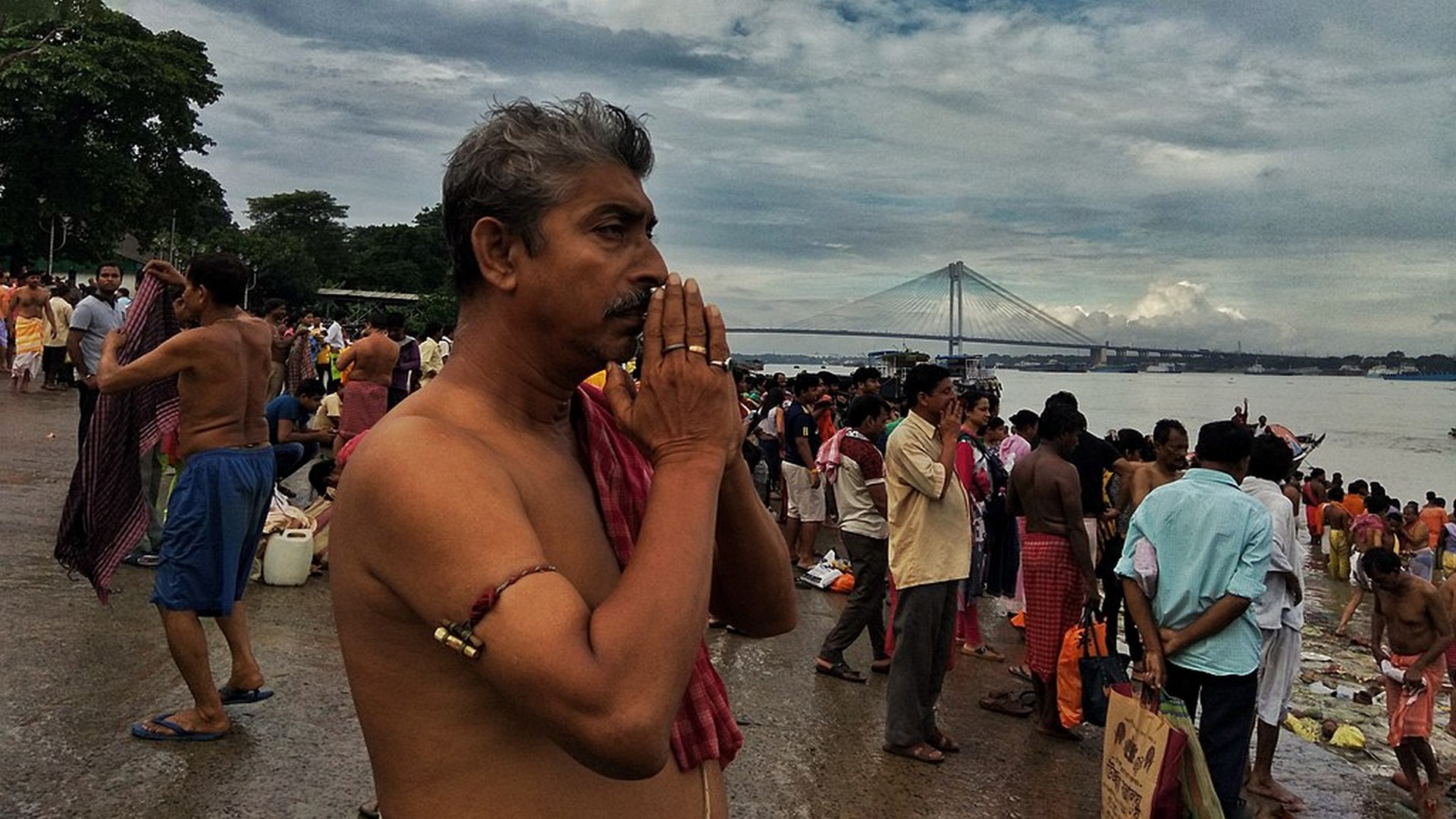 মহালয়ার অর্থেই বাস মহামায়ার! কেন পালন করা হয় তর্পণের এই রীতি