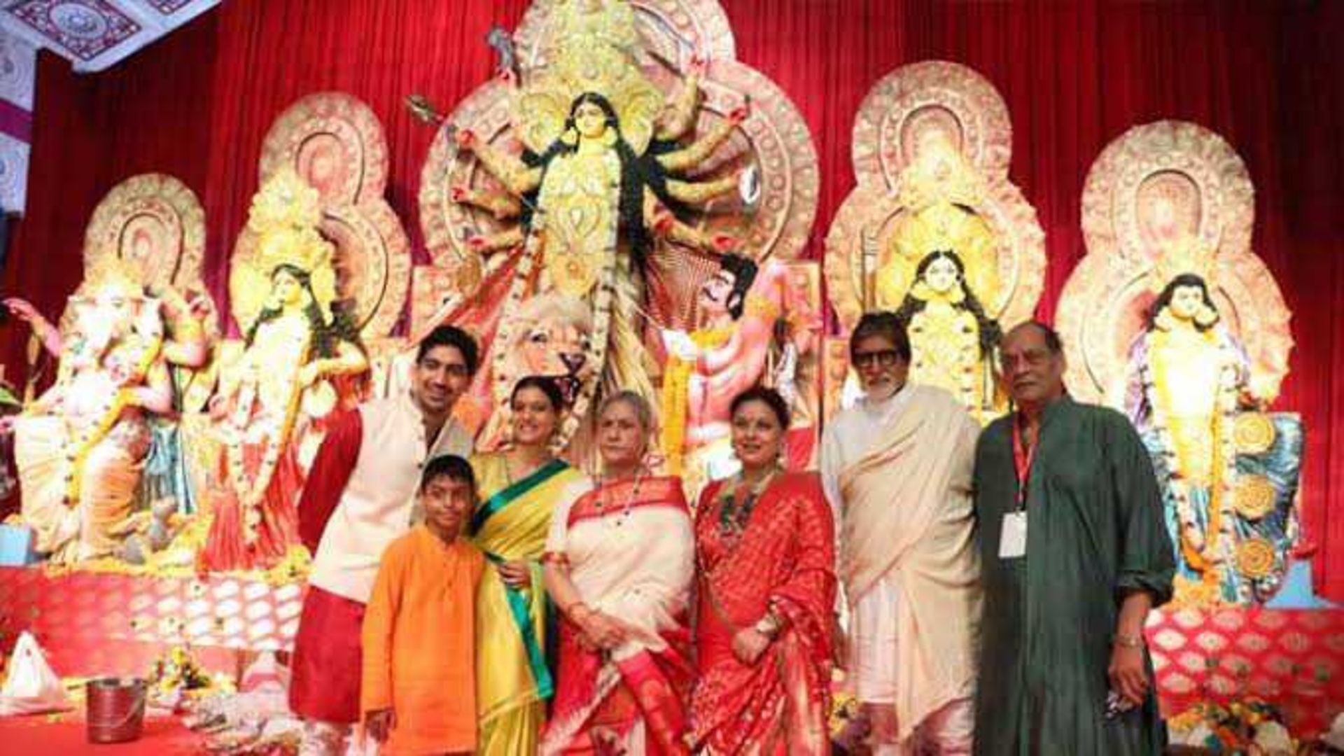 তারকাদের মেলা! মুম্বইয়ের যে যে দুর্গাপুজোর গ্ল্যামার চোখ ধাঁধিয়ে দেয় আজও