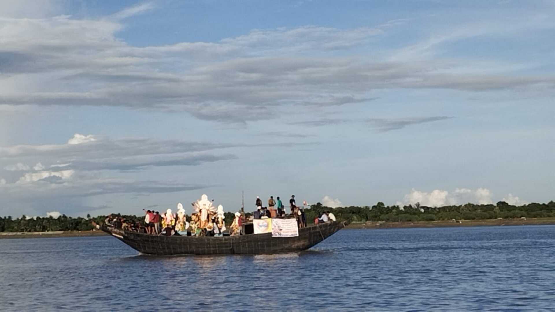 আজও বিসর্জনে মিলে যায় দুই বাংলা! কেমন ছিল এবারের ইছামতীর ভাসান?