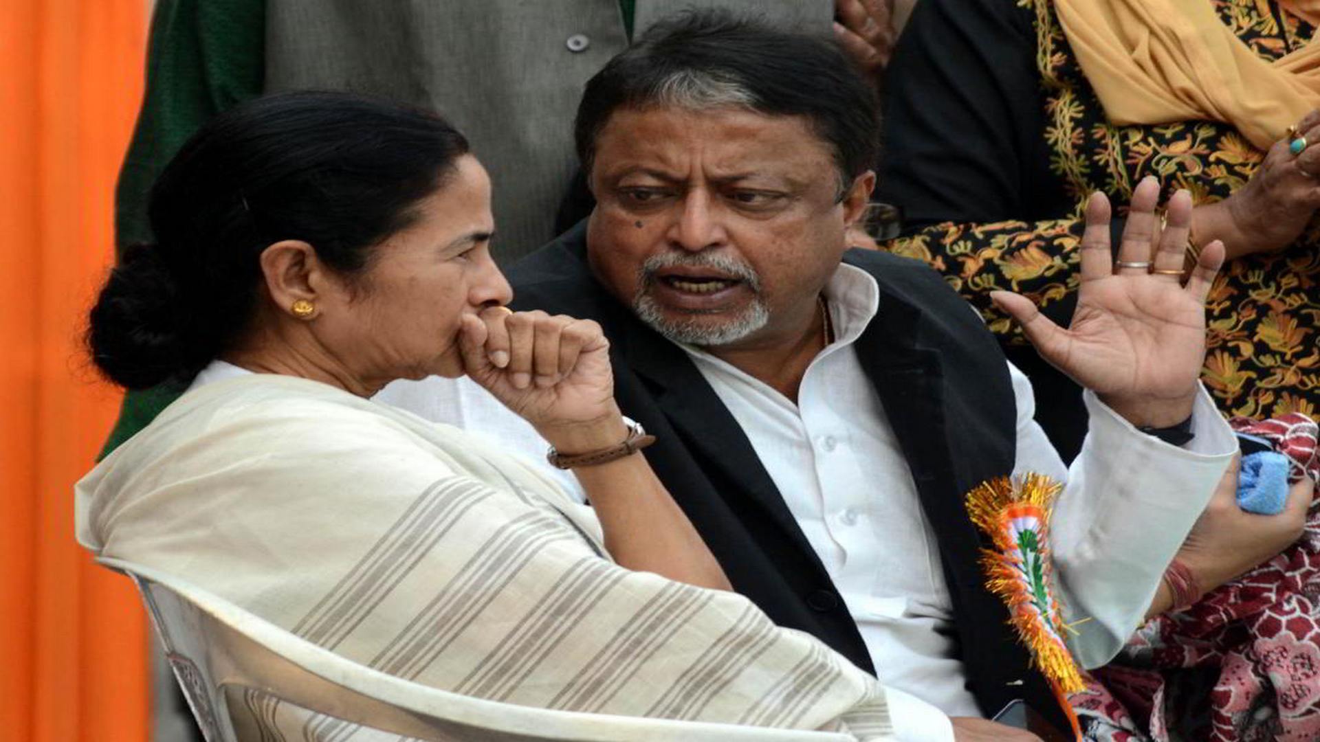 মমতার সঙ্গে একান্তে কথা! রাজনীতির মূল স্রোতে ফিরছেন মুকুল রায়?