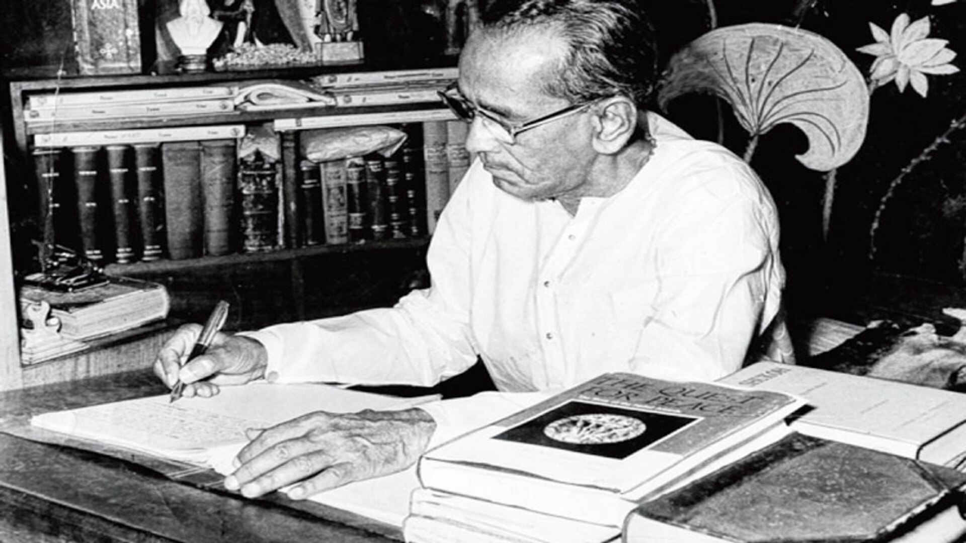 নোবেলের দাবিদার, তাই হঠাৎ বাঙালির বাজি তারাশঙ্কর! কী ভাবছেন লেখকরা