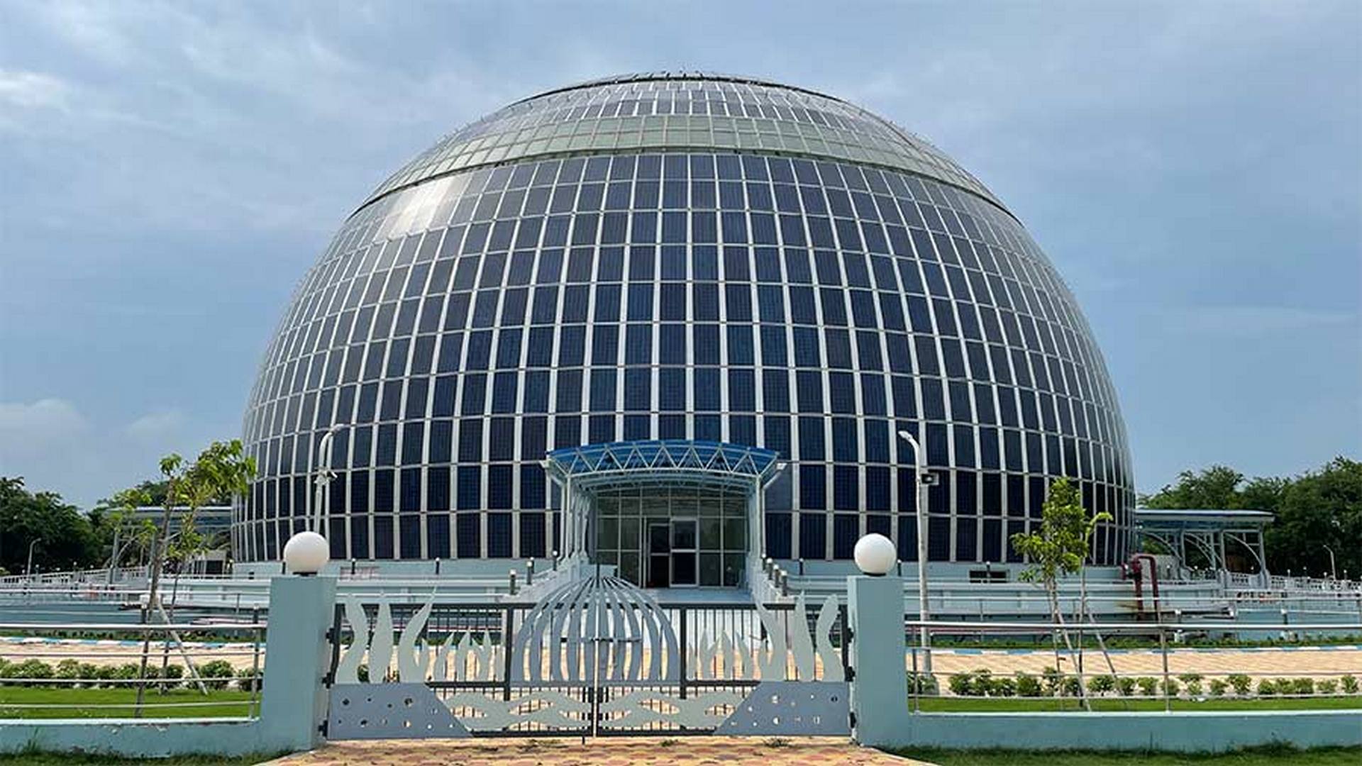 ভারতের প্রথম সোলার ডোম নিউটাউনে! বিদ্যুতের ব্যাপক অপচয় কতটা শোধরাবে রাজ্য?
