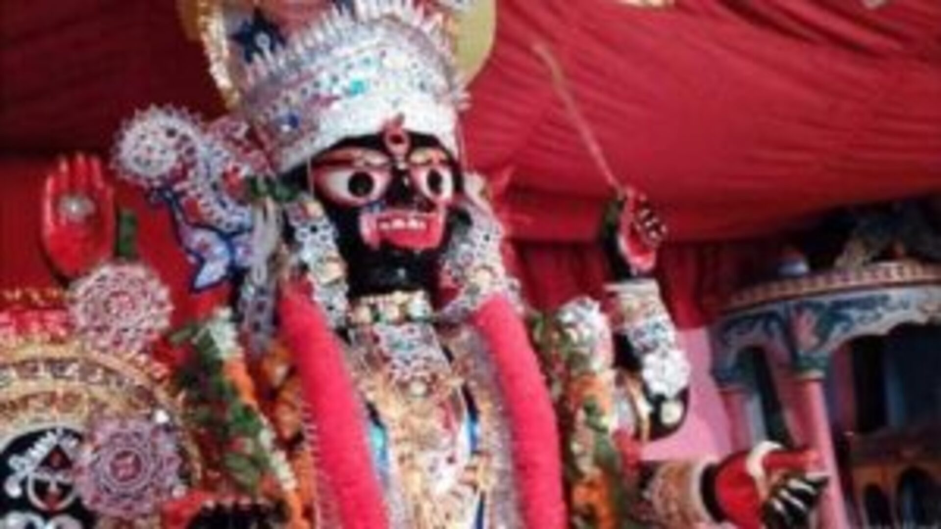 ডালে দোল খাওয়া বালিকাই আসলে কালী! কিংবদন্তি কথা বলে সাবর্ণ রায়চৌধুরীদের মন্দিরে