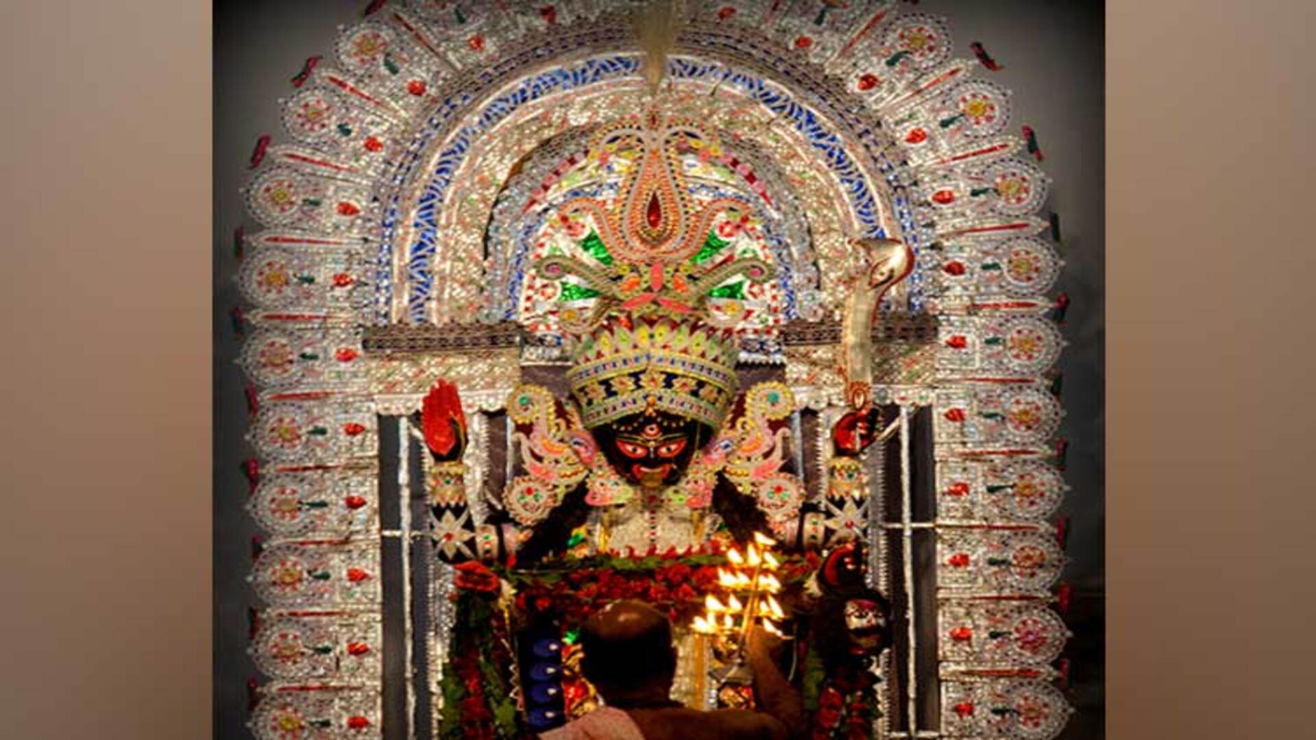 আজও বিলিতি খড়্গে বলি হয় তিনশো বছর পুরনো হালদারবাড়ির কালীপুজোয়