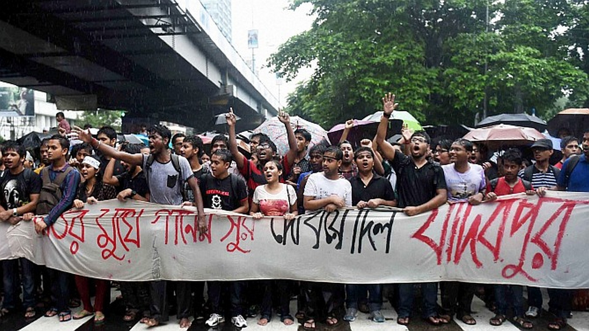 বারবার অন্ধকারেই হামলা, হোক কলরব থেকে চাকরিপ্রার্থীদের অনশনে কাঠগড়ায় পুলিশ
