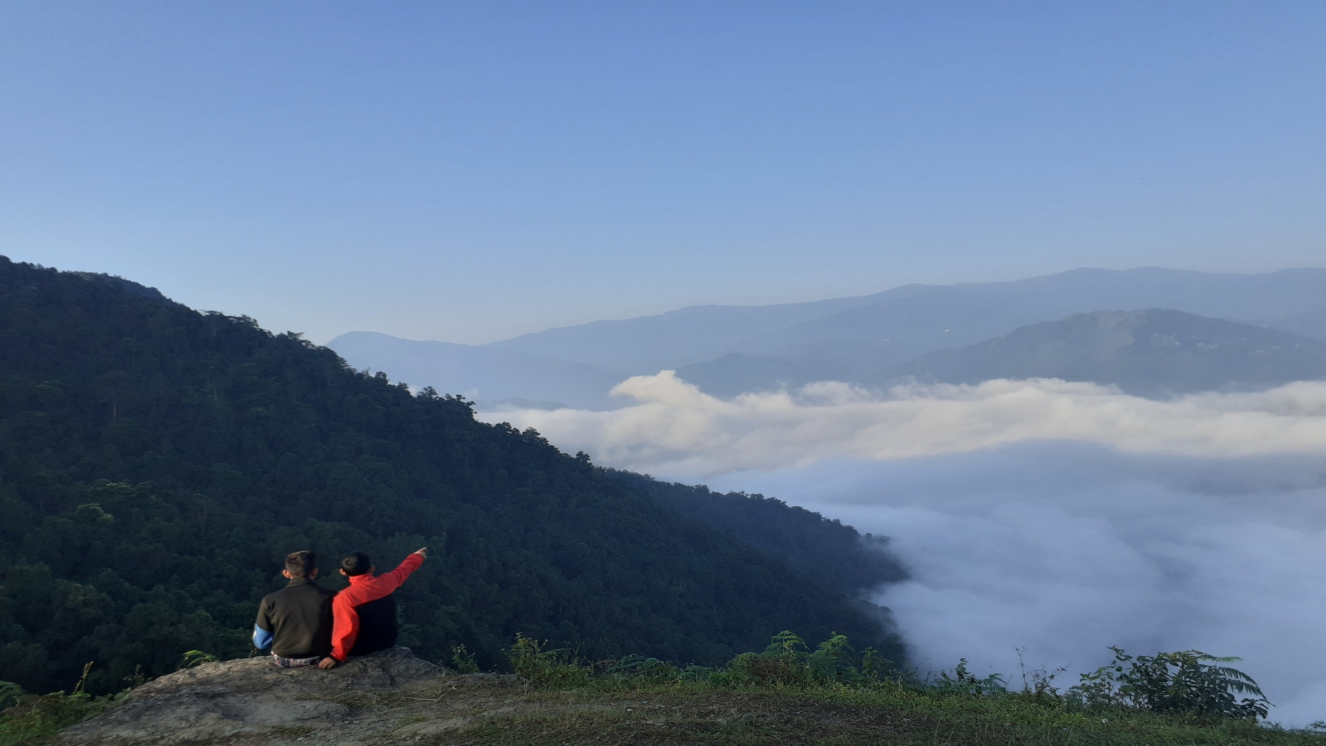 কুয়াশায় মাখা একাকী উপত্যকা, কালিম্পংয়ের কাছেই ভিড় থেকে লুকিয়ে এই আকর্ষণীয় গ্রাম