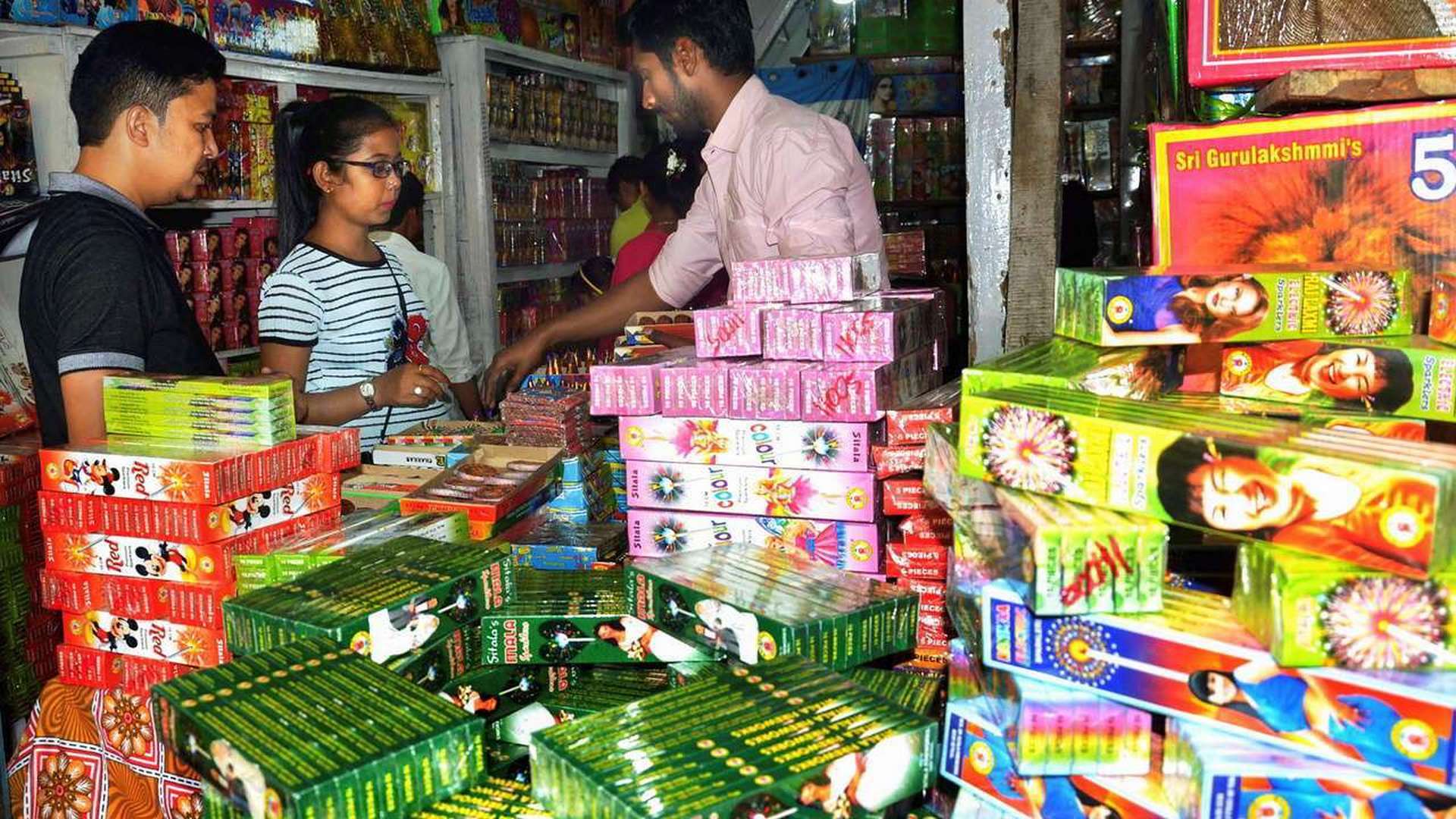 সবুজ রঙের বাজি মানেই কি পরিবেশবান্ধব? জানুন গ্রিন ক্র্যাকারের আসল সত্য
