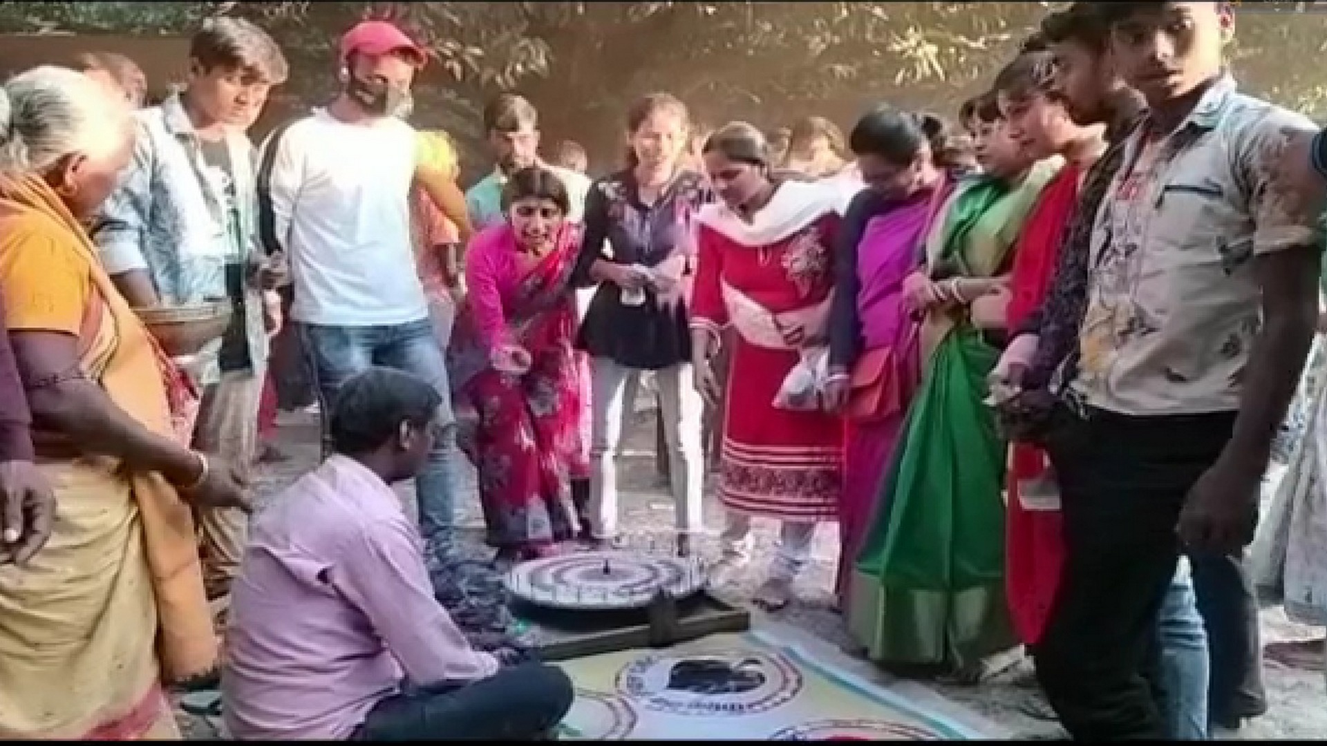 প্রকাশ্যে জুয়া খেলেন মহিলারাও, বাংলার বিচিত্র এই মেলার সঙ্গে জুড়ে আছেন বেহুলা-লখিন্দর!