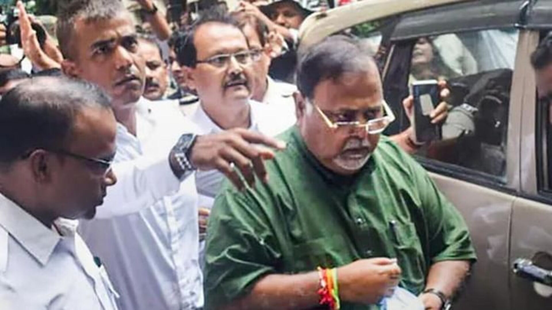 জেলবন্দি, অসহায় পার্থর ভাগ্যের চাকা ঘুরছে কোনদিকে