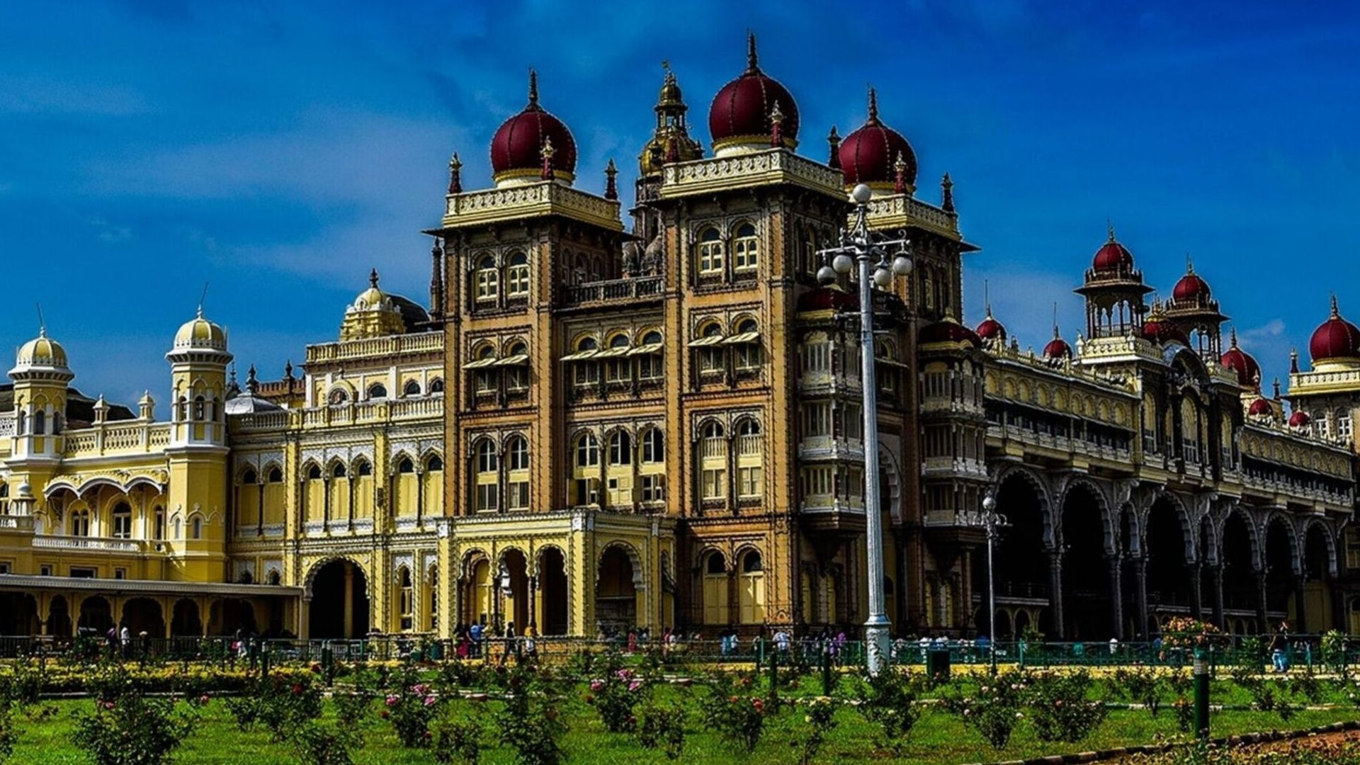 প্রাচীন চোখ ধাঁধানো প্রাসাদ, সাদা ময়ূর আর শীতের ছুটি! বাঙালির নয়া ঠিকানা এই শহর