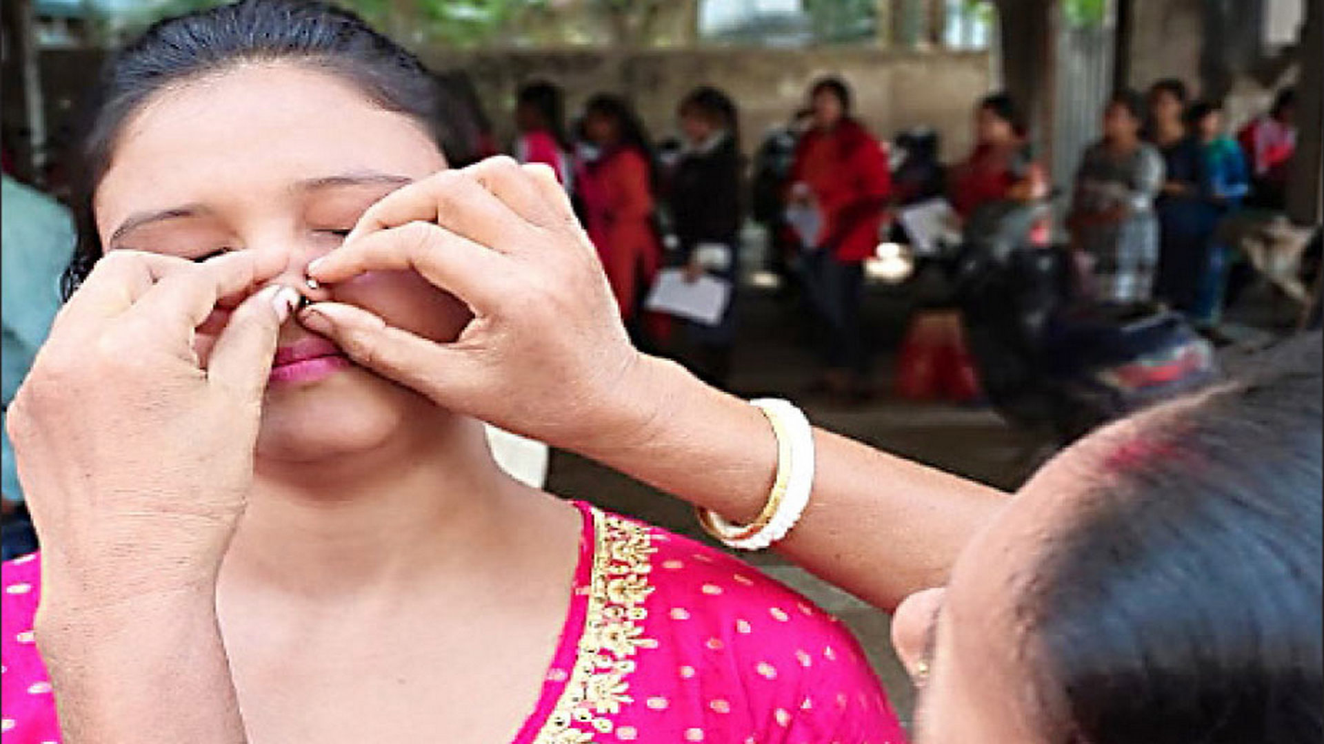 কেন শাঁখা-পলা খুলে টেট পরীক্ষা? বিতর্কের নেপথ্যে লুকিয়ে আছে আসল যে কারণ