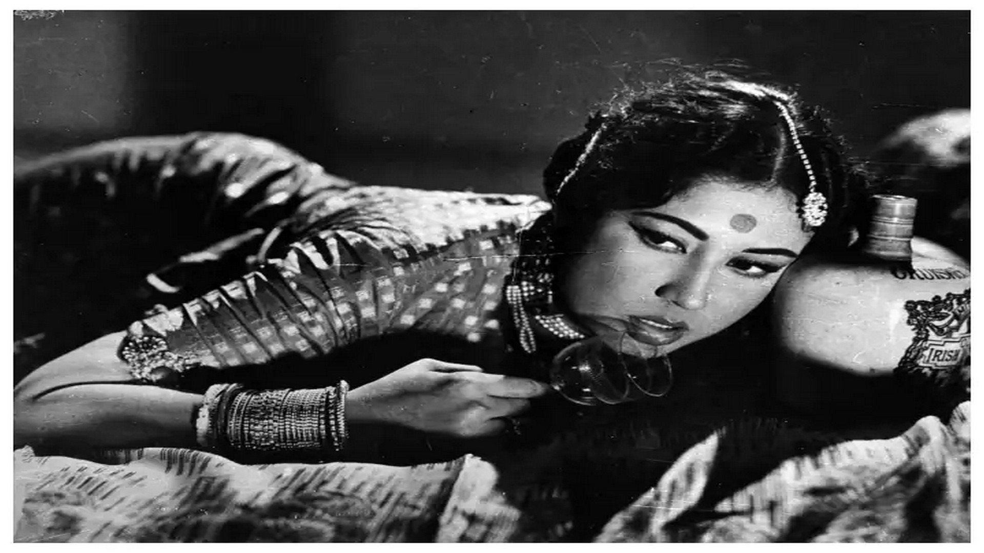 "মওত মুবারক হো মীনা", প্রিয় বন্ধুর মৃত্যুতে কেন শুভেচ্ছা জানিয়েছিলেন নার্গিস?