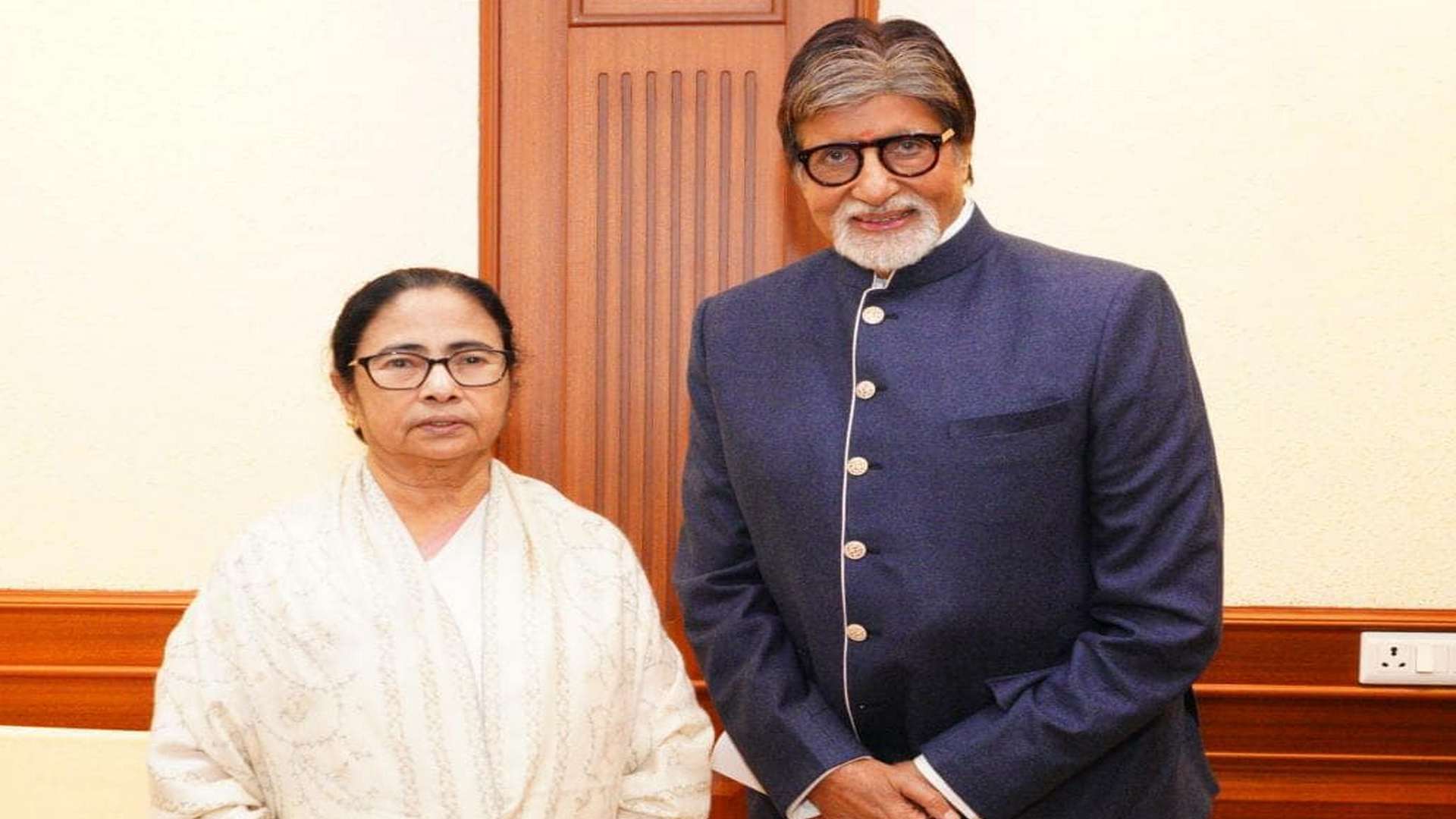 মমতার পাশে দাঁড়িয়ে মুখ্যমন্ত্রীকেই নিশানা! অমিতাভ বচ্চনের যে মন্তব্যে তোলপাড় বাংলা...