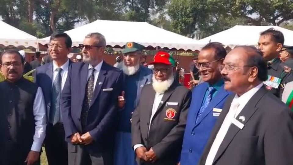 বিজয় দিবসের ৫১ তম বর্ষপূর্তি, মুক্তিযোদ্ধাদের স্মরণে চোখের জল ফেলল কলকাতা-ঢাকা