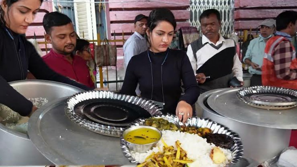 হাসিমুখে ভাতের থালা হাতে অফিস পাড়ার নন্দিনী, নিশ্চিন্ত চাকরি ছেড়ে কেন বেছে নিলেন এই পথ