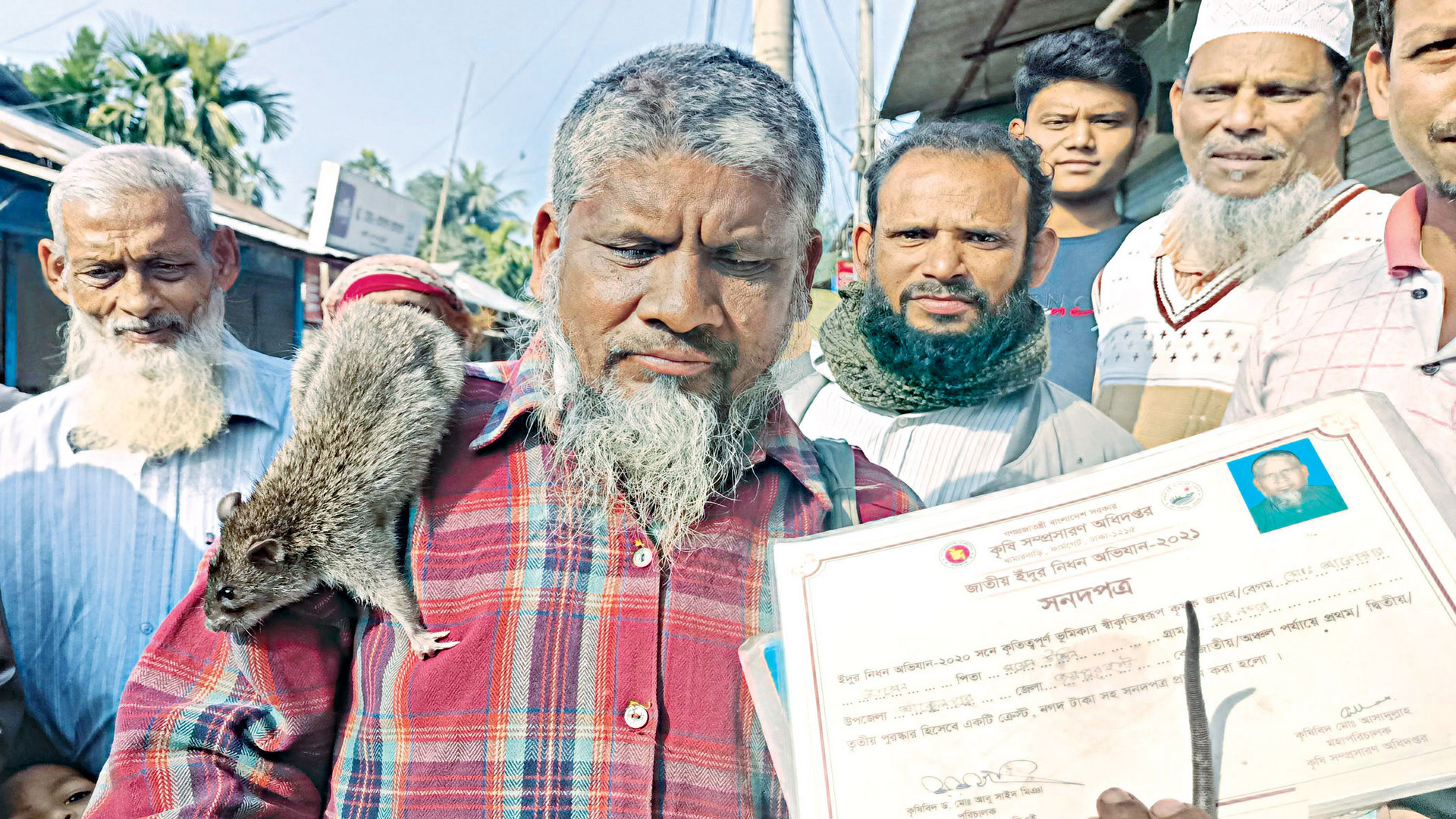বছরে মারেন ৭০০০ ইঁদুর! কাটা লেজের বিনিময়ে জিতেছেন জাতীয় পুরস্কার! কে এই ইঁদুর আনোয়ার?