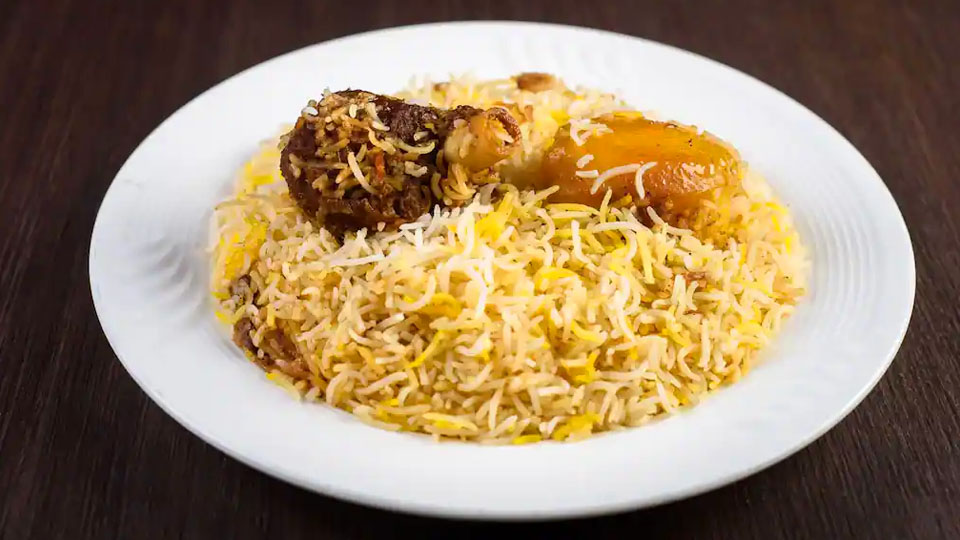 তুলতুলে চিকেন, জিভে জল আনা স্বাদ, মাত্র ১০ টাকায়! এমন বিরিয়ানির ঠেক কোথায়, জানেন?
