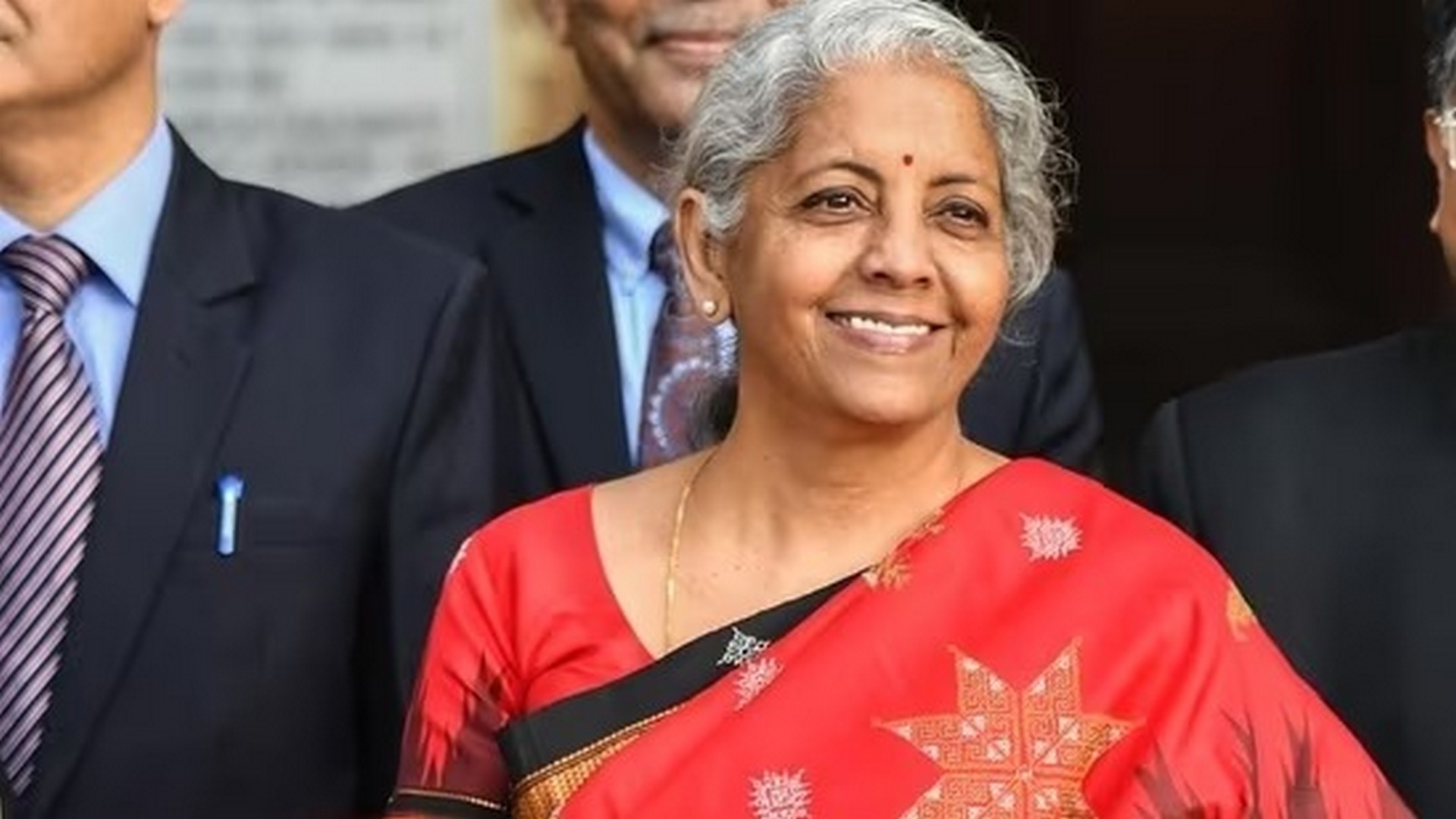 সিগারেটের দাম বিপুল বাড়িয়ে দিলেন নির্মলা! কোন কোন জিনিস সস্তা হলো দেশে?