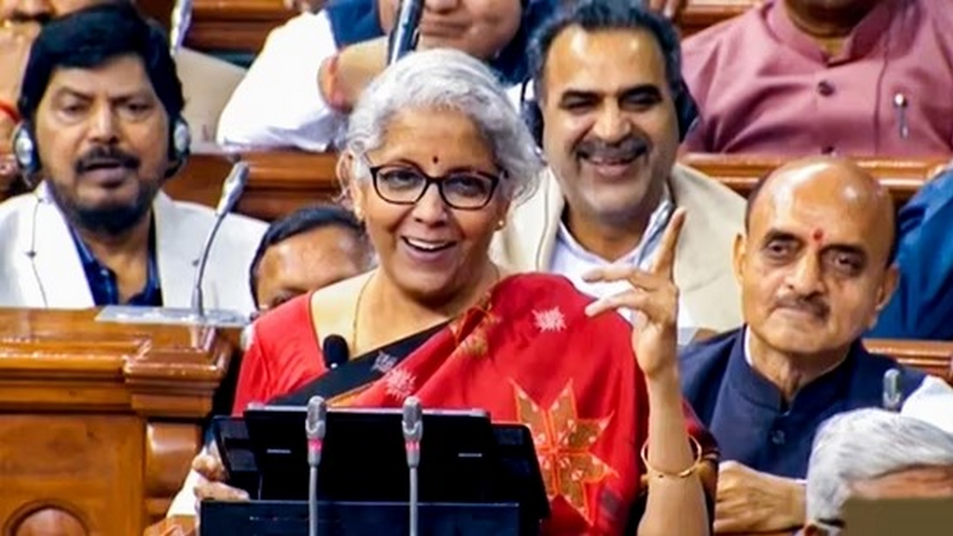 রাজনীতি আসলে দূষিত? বাজেট পেশের সময় মুখ ফসকে 'মারাত্মক' শব্দ প্রয়োগ নির্মলার!