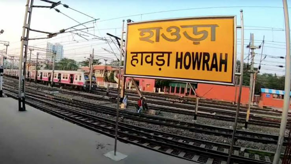 কেন সবসময় হলুদ রঙের হয় হয় রেল স্টেশনের সাইনবোর্ডগুলি?